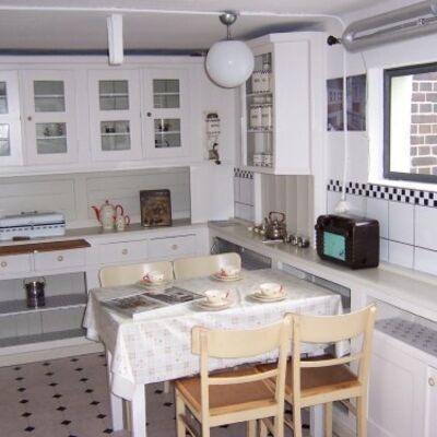 Bild vergrößern: Kabinett und Küche