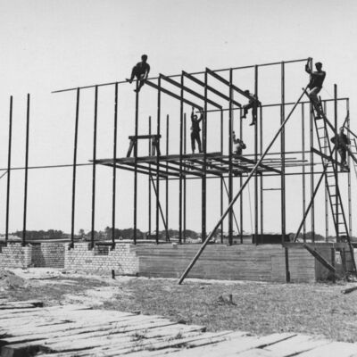 Bild vergrößern: Stahlskelett im Aufbau, 1930
